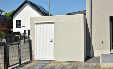 Nebeneingangstür an einer Garage