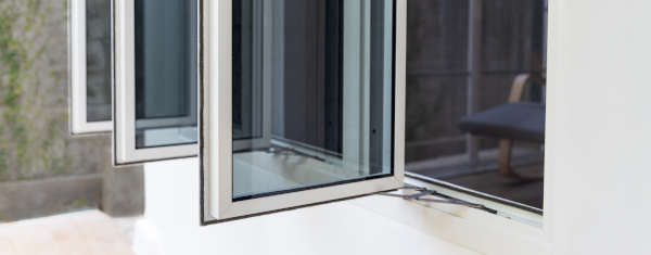 Weiße Fenster aus Aluminium