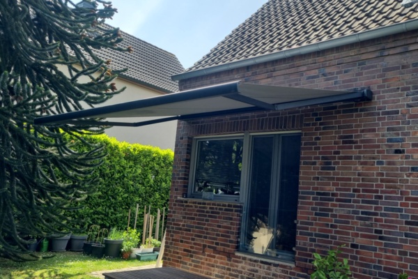 Markisen im Außenbereich eines Hauses