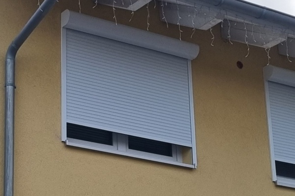 Weißer Rolladen eines Hauses