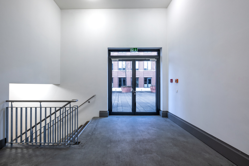 Notausgangstüre in einem modernen Gebäude