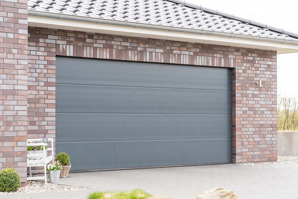 Moderne Garage mit Tor