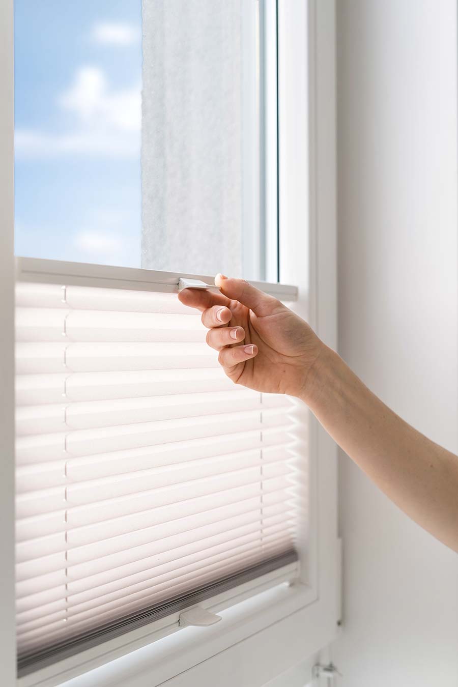 Plissees in einem modernen Fenster